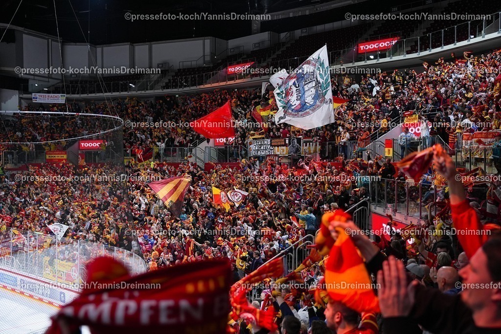 xydr03102501401 | 03.10.2025, xydrx, Eishockey, DEL2, Düsseldorfer EG - EC Kassel Huskies, PSD Bank Dome Düsseldorf: Fans der Düsseldorfer EG schwenke Schals und Fahnen,