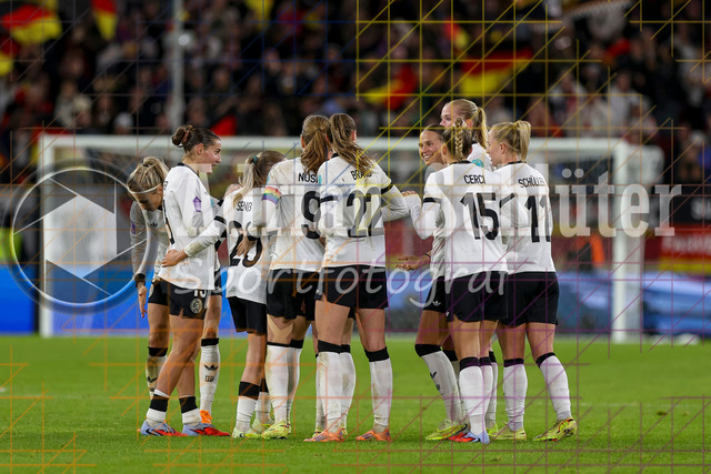 Deutschland vs Frankreich - Halbfinale - UEFA Women's Nations League | Düsseldorf, Deutschland, 24.10.25:   Klara Bühl ( Deutschland ) Torjubel, jubelt mit ihrer Mannschaft nach dem Treffer zum 1:0 waehrend des Halbfinals der UEFA Women's Nations League zwischen Deutschland vs Frankreich in der Merkur-Spiel-Arena(Foto von Brauer-Fotoagentur / Adrian Schlueter)