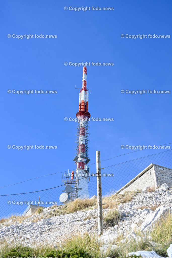 Kroatien_ Biokovo Naturpark_ 13.10.2023-35 | 13.10.2023, Kroatien, HRV, Naturpark Biokovo im Bild Naturpark Biokovo, Skywalk, Sv. Jure, St. George

Der Park erstreckt sich über eine Flaeche von 19.550 Hektar und umfasst einen circa 30 km langen und bis zu 7 km breiten, sich in nordwestlich-suedoestlicher Richtung erstreckenden Teil des Biokovo-Gebirges von Dubci bis nach Gornja Igrane. Er umfasst das Teilgebiete der Staedte Makarska und Vrgorac sowie der Gemeinden Baška Voda, Brela, Podgora, Šestanovac, Tučepi, Zadvarje und Zagvozd. Der Park liegt auf einer Hoehe von 200 bis 1762 m. i. J.; der Sveti Jure (Heiliger Georg) als hoechster Berg des Parks ist zugleich der zweithoechste Gipfel in Kroatien.
Quelle: Wikipedia
