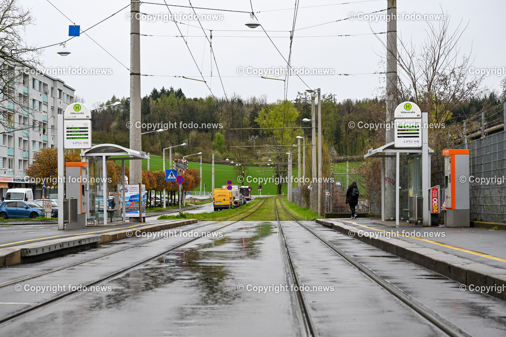 Strassenbahn Ebelsberg_ 13.04.2023-12 | 13.04.2023, Linz, AUT, Strassenbahnhaltestelle Ebelsberg, im Bild Strassenbahn Ebelsberg, Haltestelle verunstaltet