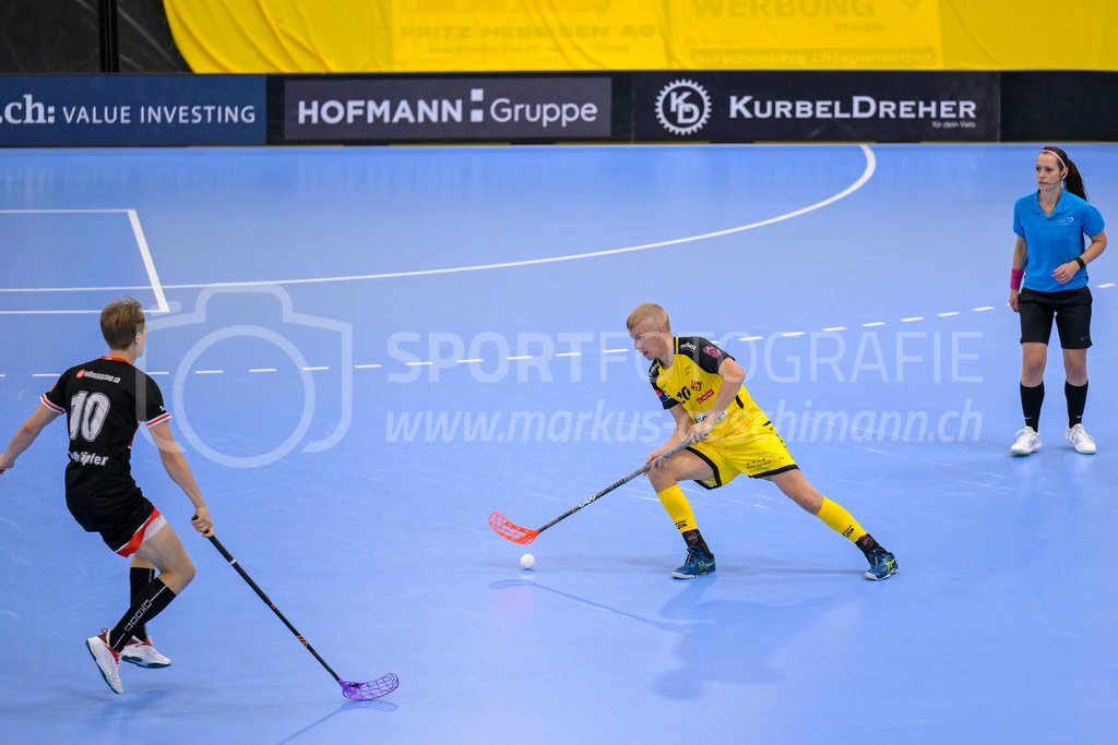 HC Rychenberg vs UHC Uster - 14. October 2022 | HC Rychenberg vs UHC Uster
AXA Arena, Winterthur
Markus Lindgjerdet (#10 HC Rychenberg) gegen Simon Schläpfer (#10 UHC Uster), rechts Schiedsrichterin Sandra Zurbuchen.
Bild: Sportfotografie Markus Aeschimann | www.markus-aeschimann.ch - Realisiert mit Pictrs.com