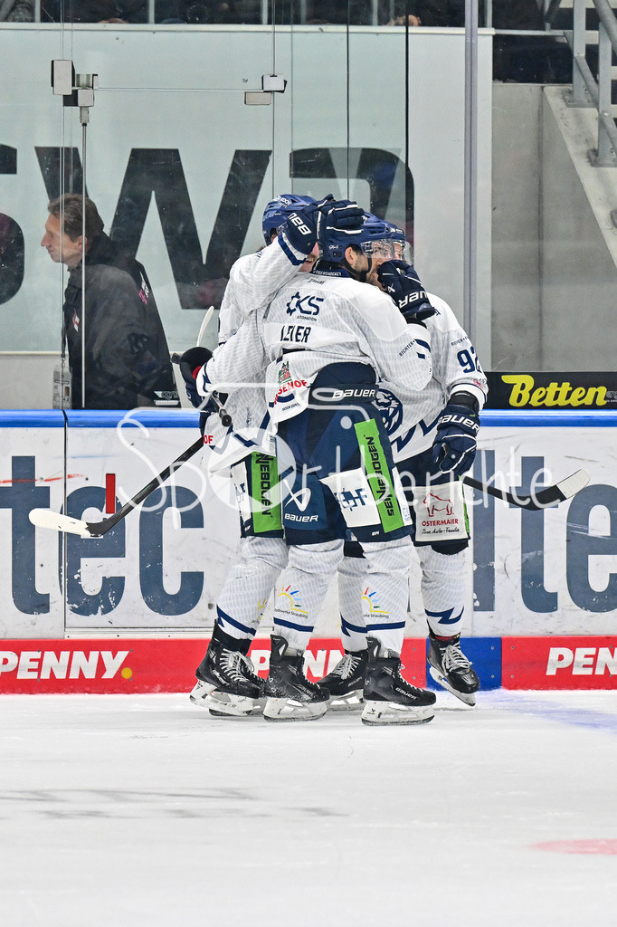 Augsburger Panther - Straubing Tigers | Jubel der Gaeste nach dem Treffer zum 0-4 durch Taylor LEIER  (Straubing Tigers #7) / Tor / Happy / Freude / Torschuetze / DEL: Augsburger Panther - Straubing Tigers, Curt Frenzel Stadiom am 20.10.2024