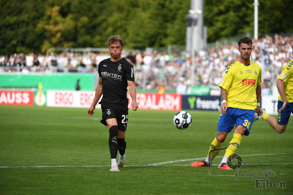 SV Atlas-Delmenhorst-Borussia Mönchengladbach | DFB-Pokal 1. Runde;SV Atlas Delmenhorst (gelb)-Borussia Mönchengladbach (schwarz) am 17.08.2025 in Oldenburg (Marschweg-Stadion), Photo: Philip Eiben 2025 - Realisiert mit Pictrs.com
