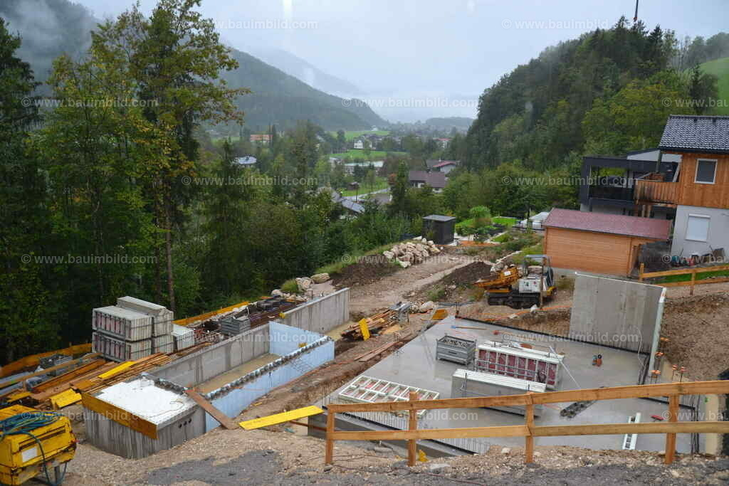 Rohbau Beton- und Styroporpool | Rohbau Pool mit Technikraum in Hanglage, aus Betonwänden und Poolwänden aus Styropor, daneben Bodenplatte für Keller mit begonnener Wandschalung