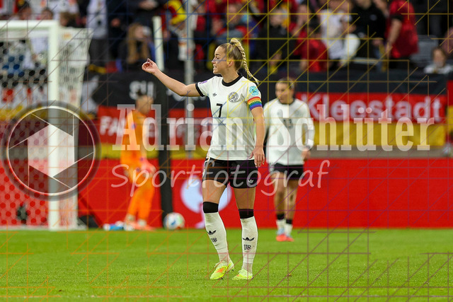Deutschland vs Frankreich - Halbfinale - UEFA Women's Nations League | Düsseldorf, Deutschland, 24.10.25:   Giulia Gwinn ( Deutschland ) gestikuliert, Gestik waehrend des Halbfinals der UEFA Women's Nations League zwischen Deutschland vs Frankreich in der Merkur-Spiel-Arena(Foto von Brauer-Fotoagentur / Adrian Schlueter)