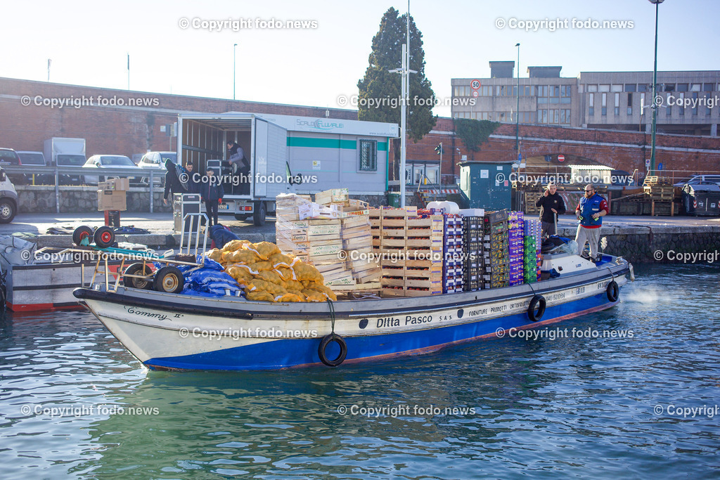 Italien_ Venedig_ 16.02.2024-40 | 16.02.2024, Italien, ITA, Venetien, Venedig, im Bild Venedig, Stadtansichten, Touristen, Reisefeature, venezianisch, Reise, Venedig, Venezia, Venetien, Stadtansicht, Campanile, Canale Grande, Markusplatz, Markuskirche, Touristen, Gondel, Gondolere, Faehre, Motorboot, Wassertaxi, Vaporetto, Adria, Lagune, Pfahlbauten, Bruecke, Rialtobruecke, La Gondola, Dogenpalast, Italien, Hochwasser, Creativ, Kreativ