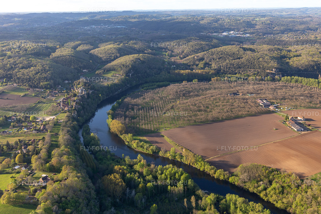 Vue aérienne: Cingle de Montfort à Domme dans le département Dordogne, France. Photo: IMG_113586.jpg prise le 16/04/2019 par Werner Riehm/FLY-FOTO.eu – Résolution de l'original: 5472 x 3648 px