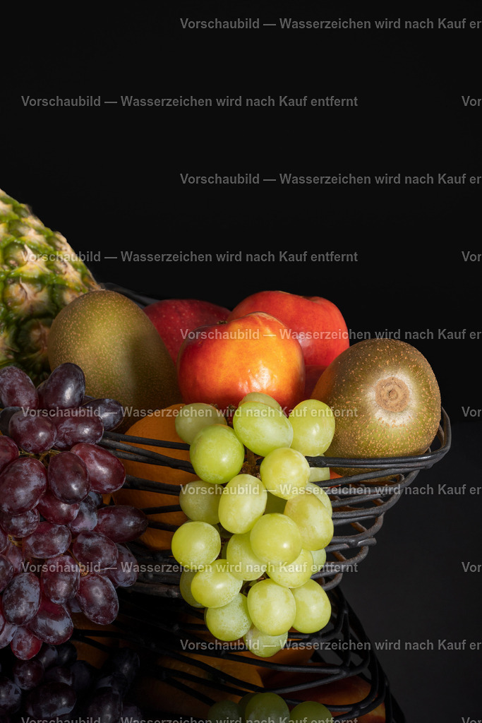 ein schwarzer Drahtkorb prall gefüllt mit frischen Obst auf spiegelnden, schwarzen Untergrund | ein schwarzer Drahtkorb prall gefüllt mit frischen Obst auf spiegelnden, schwarzen Untergrund. Künstlerische Aufnahme - Realisiert mit Pictrs.com