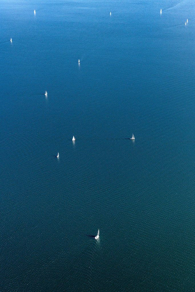 dr__0050026.jpg | CHIEMSEE 04.10.2020 Segelschiff mit weißen Segeln in Fahrt auf dem Chiemsee in Chiemsee im Bundesland Bayern, Deutschland. // Sailboat under way on Chiemsee in Chiemsee in the state Bavaria, Germany. Foto: Daniel Reiter