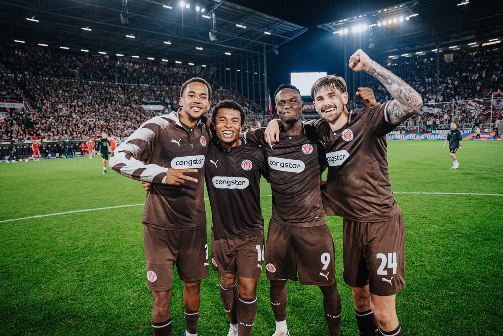 FCSP_YD-2300 | Der offizielle Shop für FC St. Pauli Fotos. Wähle aus Spielszenen & Fanmomenten dein FCSP Wunschformat. Wir liefern Millerntor-Atmosphäre.