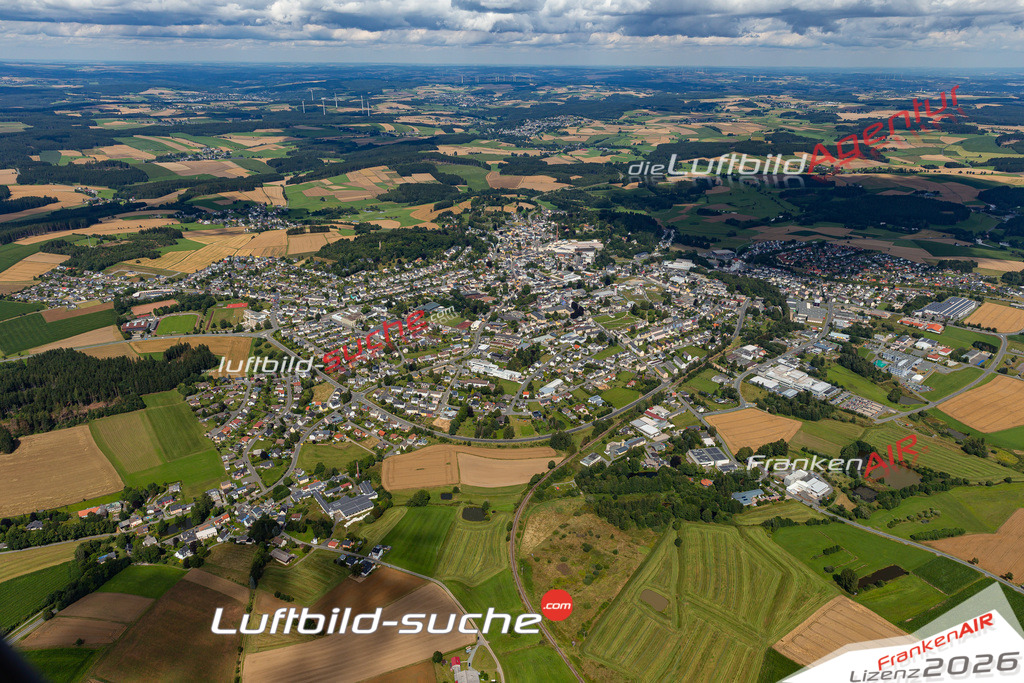 Das Luftbild der Stadt Helmbrechts wurde 2021 vom Flugzeug heraus erstellt (keine Drohne) Aufnahmehöhe ca.450 Meter- hohe Bildauflösung und Druck-Qualität garantiert!
