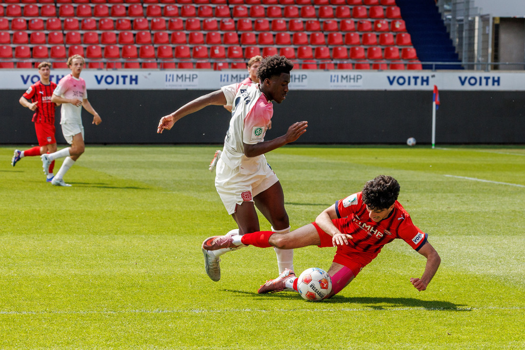 20260503-U19_FCH-LEV_069 | 1.FC Heidenheim 1846 vs. Bayer 04 Leverkusen, Fußball, U19, A-Junioren, NWL, U19-DFB-Nachwuchsliga, 2025/2026, Achtelfinale, 03.05.2026 in Heidenheim, Voith Arena(Foto: Michael Bulling) - Realisiert mit Pictrs.com