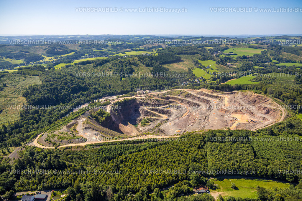 Meinerzhagen250809859 | Luftbild, Steinbruch Listertal und Waldgebiet mit Waldschäden, Fernsicht, Hunswinkel, Meinerzhagen, Sauerland, Nordrhein-Westfalen, Deutschland