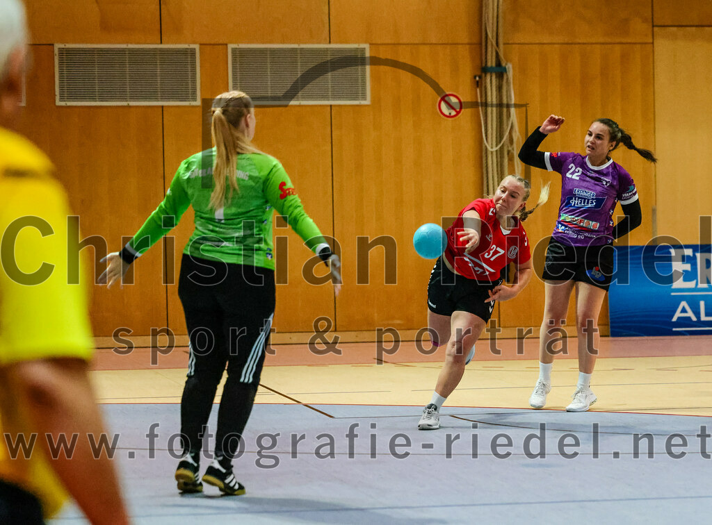 2023-11-04_070_SpVgg_Altenerding_gegen_TV_Altoetting | Erding, Deutschland, 04.11.2023:
Handball, Bezirksoberliga Frauen Altbayern 2023 / 2024, 6. Spieltag, SpVgg Altenerding gegen TV Altötting, Endergebnis: 28:26

Torfrau Hanna Obermair (SpVgg Altenerding, #1), Elena Langlechner (TV Altötting, #37), Johanna Taubmann (SpVgg Altenerding, #22)

Foto: Christian Riedel / fotografie-riedel.net