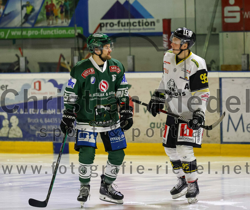 2023-11-17_028_TSV_Erding_gegen_EA_Schongau | Erding, Deutschland, 17.11.2023:
Eishockey, Bayernliga Vorrunde 2023 / 2024, 10. Spieltag, TSV Erding gegen EA Schongau, Endergebnis: 12:4

Elias Maier (Erding Gladiators, #15), Florian Höfler (EA Schongau, #95)

Foto: Christian Riedel / fotografie-riedel.net