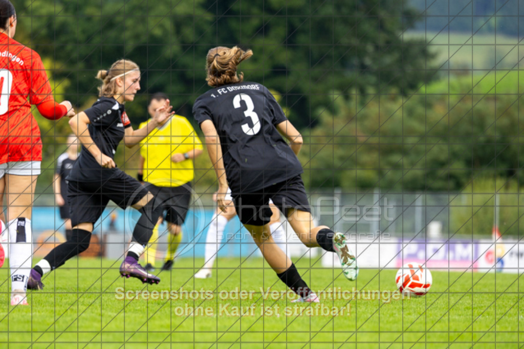 20250928_140635_0366 | #,1.FC Donzdorf (schwarz) vs. TV Derendingen (rot), Fussball, Frauen-Verbandsliga Württemberg, 03. Spieltag, Saison 2025/2026, Rasenplatz Lautertal Stadion, Süßener Straße 16, 73072 Donzdorf, 28.09.2025 - 13:00 Uhr,Foto: PhotoPeet-Sportfotografie/Peter Harich