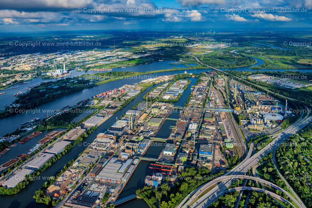 Hamburg_Peute_Gewerbegebiet_ELS_9710040823 | HAMBURG 05.08.2023 Industrie- und Gewerbegebiet an der Peutestraße - Hovestraße - Müggenburger Hauptdeich entlang des Flussverlaufs der Norderelbe im Ortsteil Veddel in Hamburg, Deutschland. // Industrial and commercial area on Peutestrasse - Hovestrasse - Mueggenburger Hauptdeich in the district Veddel in Hamburg, Germany. Foto: Martin Elsen