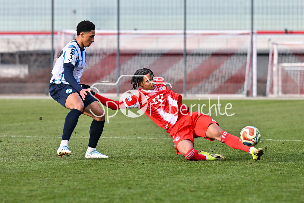 FC Bayern Amateure - Stuttgarter Kickers | MUNICH, GERMANY - 07. FEBRUARY: im Duell David UDOGU (Stuttgarter Kickers 27) und Julien YANDA (FC Bayern München II 13) während dem Testspiel zwischen den Amateuren des FC Bayern und den Stuttgarter Kickers am FC Bayern Campus
