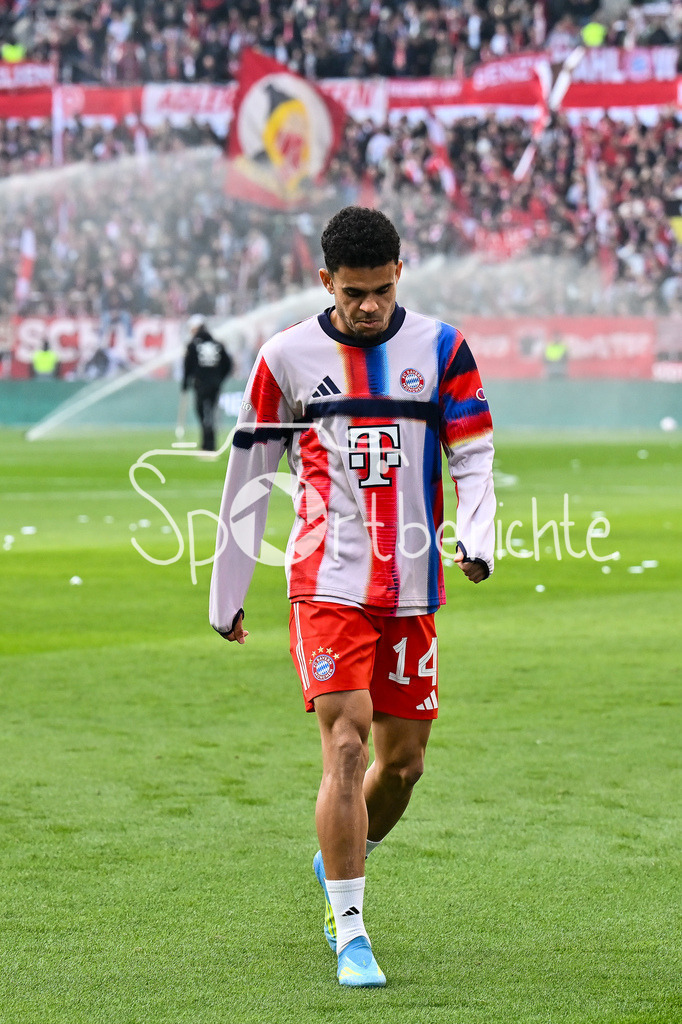FC St. Pauli - FC Bayern München | ST. PAULI, DEUTSCHLAND - 11. APRIL: im Bild Luis DIAZ (FC Bayern Munich 14) vor dem Bundesligamatch zwischen dem FC St. Pauli und dem FC Bayern München am 29. Spieltag im Millerntor Stadion / DFL REGULATIONS PROHIBIT ANY USE OF PHOTOGRAPHS AS IMAGE SEQUENCES AND/OR QUASI-VIDEO