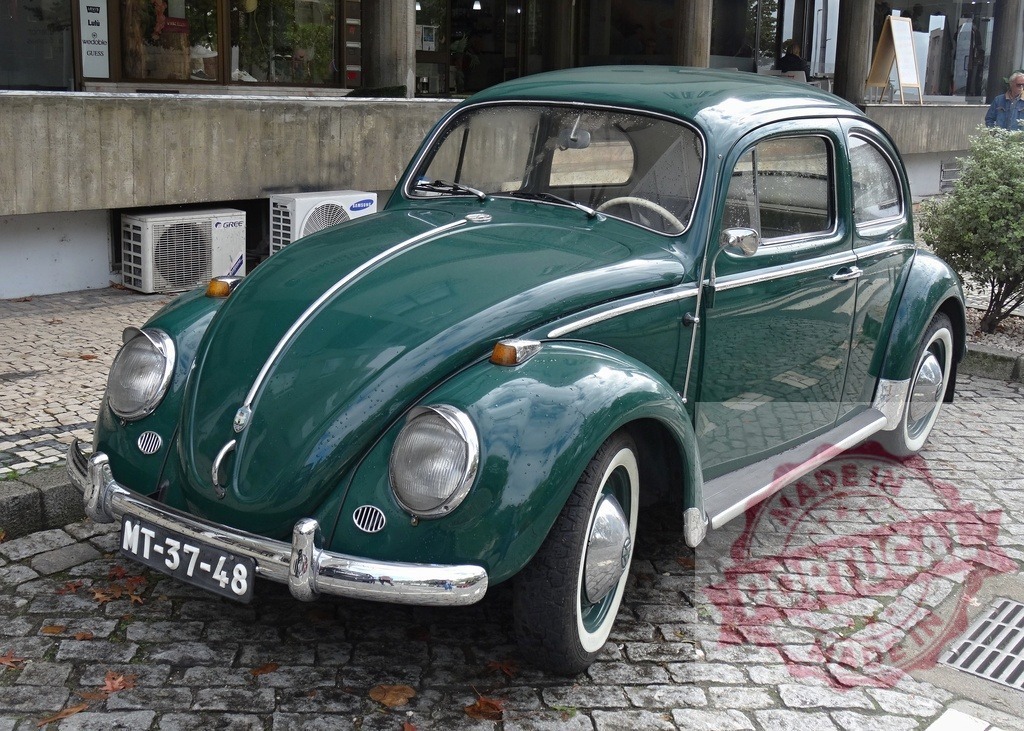 Green Volkswagen Beetle classic car parked on cobblestones | Green Volkswagen Beetle vintage car parked on a European street with cobblestones - Realisiert mit Pictrs.com
