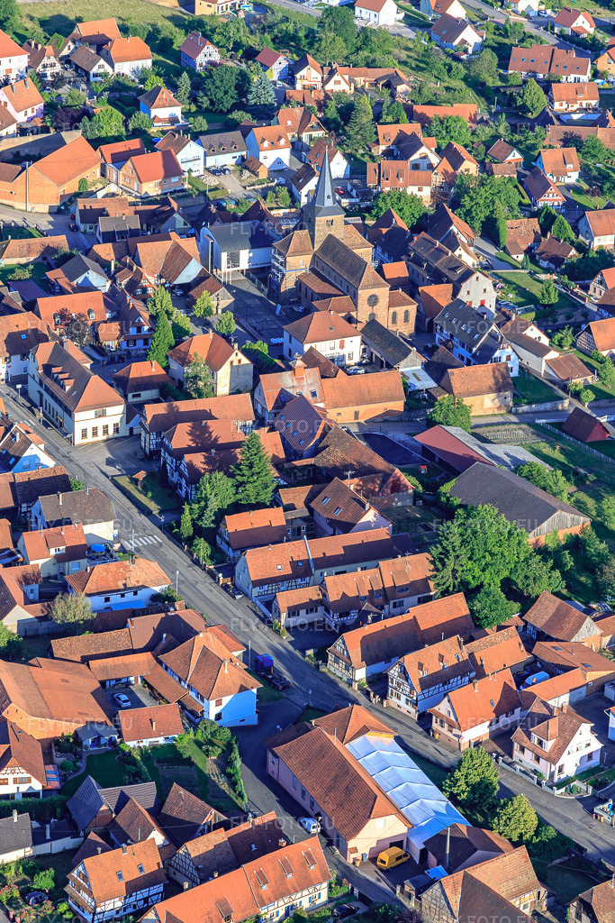 Vue aérienne: Saint-Martin-et-Saint-Arbogast de Surbourg à Surbourg dans le département Bas Rhin, France – .Photo: IMG_100823.jpg prise le 08/06/2017 par Werner Riehm/FLY-FOTO.eu – Résolution de l'original: 3566 x 5349 px