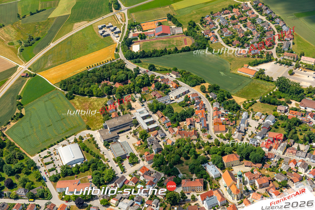 Das Luftbild zeigt :  Hemau - Die Luftaufnahme wurde 2023 vom UL-Flugzeug aus erstellt ( keine Drohne ) - Hochauflösende Luftaufnahme - Für grossformatige Ausdrucke geeignet. Die Geschenkidee !Mit Lizenz und Bildrechte bestellbar