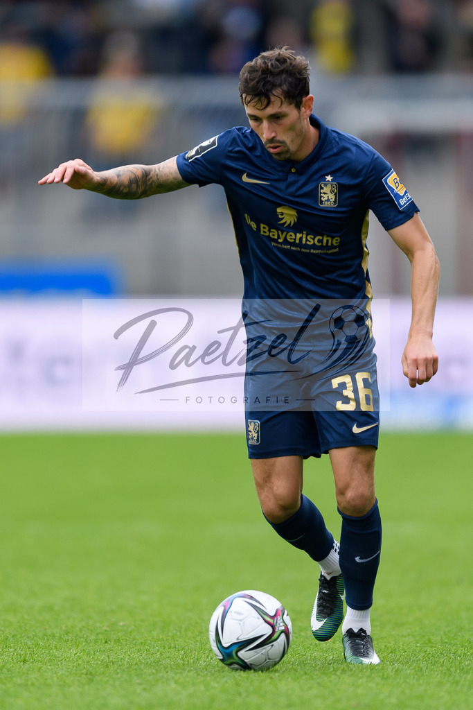 EBSTSV20210828_159 | Fussball, Herren: Phillipp Steinhart (TSV 1860 Muenchen) in Aktion, am Ball, Einzelaktion beim Spiel der 3. Liga zwischen Eintracht Braunschweig und TSV 1860 Muenchen im Eintracht-Stadion am 28.08.2021 in Braunschweig, Deutschland.DFB / DFL REGULATIONS PROHIBIT ANY USE OF PHOTOGRAPHS AS IMAGE SEQUENCES AND/OR QUASI-VIDEO. - Realisiert mit Pictrs.com