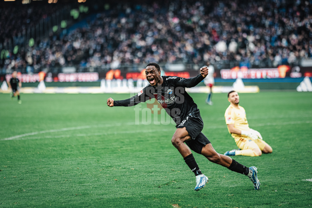 Fußball | Männer | Saison 2023/2024 | 2. Fußball-Bundesliga | 16. Spieltag | Hamburger SV vs. SC Paderborn 07 | 09.12.2023 | Ilyas Ansah (#29, SC Paderborn 07) trifft zum 2:1 Tor und jubelt