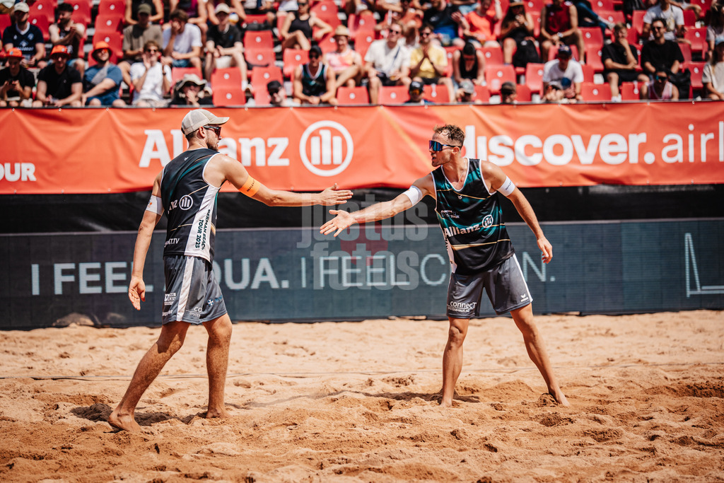 Beachvolleyball | Männer | Allianz German Beach Tour 2025 | Tourstop München | 04.07.2025 | v.l. Benedikt Sagstetter und Jonas Sagstetter klatschen ein
