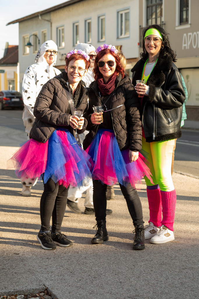 Umzug2025-232_9968 | Fotostrecke: FASCHINGSUMZUG 2025 in Loosdorf. 22 Masken(gruppen)-Teilnehmer: Loosdorfer Vereine, Wirtschaftstreibende, Gemeindeabordnungen sowie Kreditinstitute. rund 700 Besucher entlang der Hauptstrasse. Veranstaltungs-Sicherung durch Mannschaft der FF-Loosdorf mit schwerem Gerät. Maskenprämierung am EKZ-Platz durch Bgm. Thomas Vasku in den Kategorien: Bester Festwagen (Fa. gkonzept-Groissenberger; Beste Personengruppe-ASK-Loosdorf; Beste Einzelperson; Weiteste Anreise-FF Schollach;