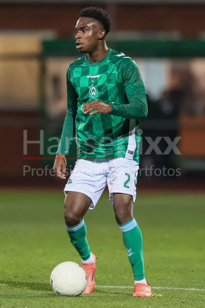 Fussball, Regionalliga Nord, SV Werder Bremen II - TSV Havelse | v.li.: David Igboanugo (SV Werder Bremen II, 2) am Ball, Freisteller, Einzelbild, Ganzkörper, Aktion, Action, Spielszene