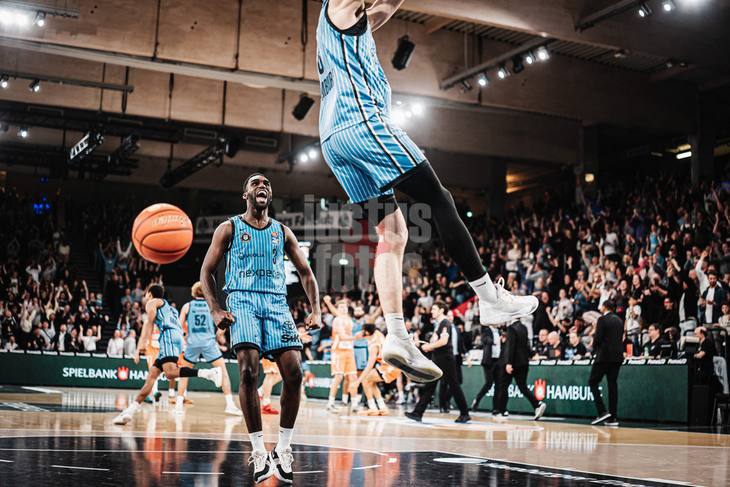 Basketball | Männer | Saison 2025/2026 | easyCredit Basketball Bundesliga | Veolia Towers Hamburg vs. Ratiopharm Ulm | 18.01.2026 | v.l. Osaro Jürgen Rich (#3, Veolia Towers Hamburg) jubelt in Richtung Jared Grey (#8, Veolia Towers Hamburg)