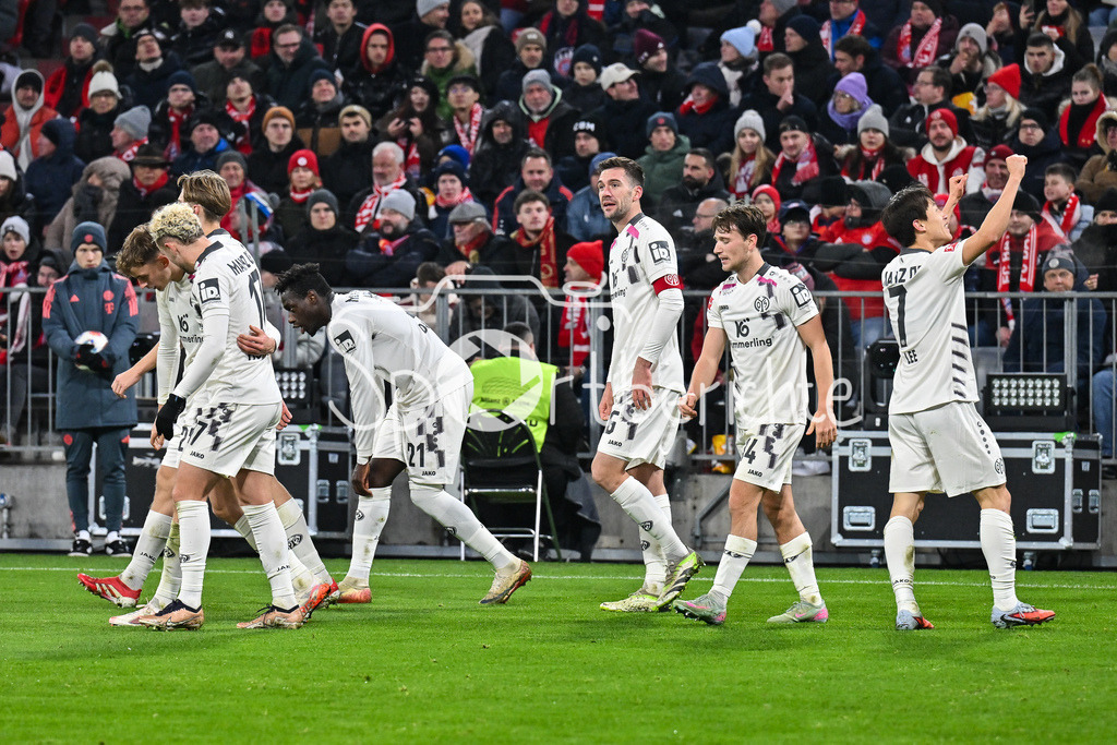 FC Bayern München - 1. FSV Mainz 05 | MUNICH, GERMANY - 14. DECEMBER: Jubel der Mainzer nach dem Treffer zum 1-2 druch Jae-Sung Lee (1. FSV Mainz 05 7) / Tor / Torschuetze / Freude / Happy während dem Bundesligamatch zwischen dem FC Bayern München und dem 1. FSV Mainz 05 am 14. Spieltag in der Allianz Arena / DFL REGULATIONS PROHIBIT ANY USE OF PHOTOGRAPHS AS IMAGE SEQUENCES AND/OR QUASI-VIDEO