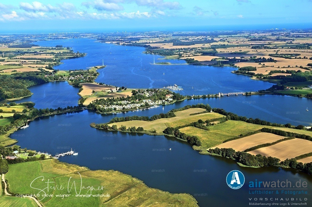 Luftbild Ostseefjord Schlei, Gunnebyer Noor, Badestrand Gunneby, Landschaftsschutzgebiet Schwansener Schleilandschaft, Schneiderhaken, Lindaunisbrücke | Entdecken Sie atemberaubende Luftbilder und Fotografien auf airwatch.de - Tauchen Sie ein in eine Welt voller faszinierender Aufnahmen aus der Vogelperspektive.