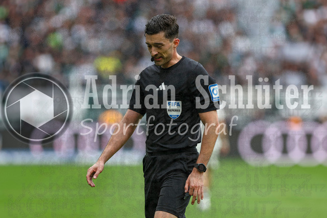 03.05.2026, GER, Fussball, Herren, 1. BL, Saison 2025/2026, Borussia Mönchengladbach - Borussia Dortmund | Schiedsrichter Florian Badstübner schaut 