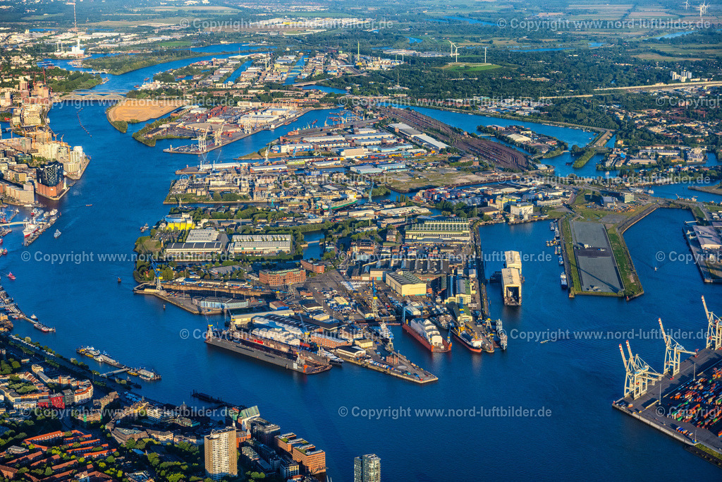 Hamburg_Steinwerder_Hafen_ELS_3274090823 | HAMBURG 09.08.2023 Hafenanlagen am Ufer des Hafenbeckens im Stadtteil Steinwerder in Hamburg. // Port facilities on the banks of the harbor basin in the Steinwerder district in Hamburg. Foto: Martin Elsen