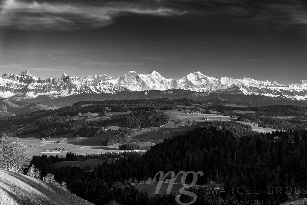 view from Mooseegg over the hills of Emmental towards the mighty Bernese Alps | Die ideale Geschenkidee für Naturliebhaber. Naturbilder von Marcel Gross Photography für ihr Zuhause in den verschiedensten Formaten und Materialien. - Realisiert mit Pictrs.com