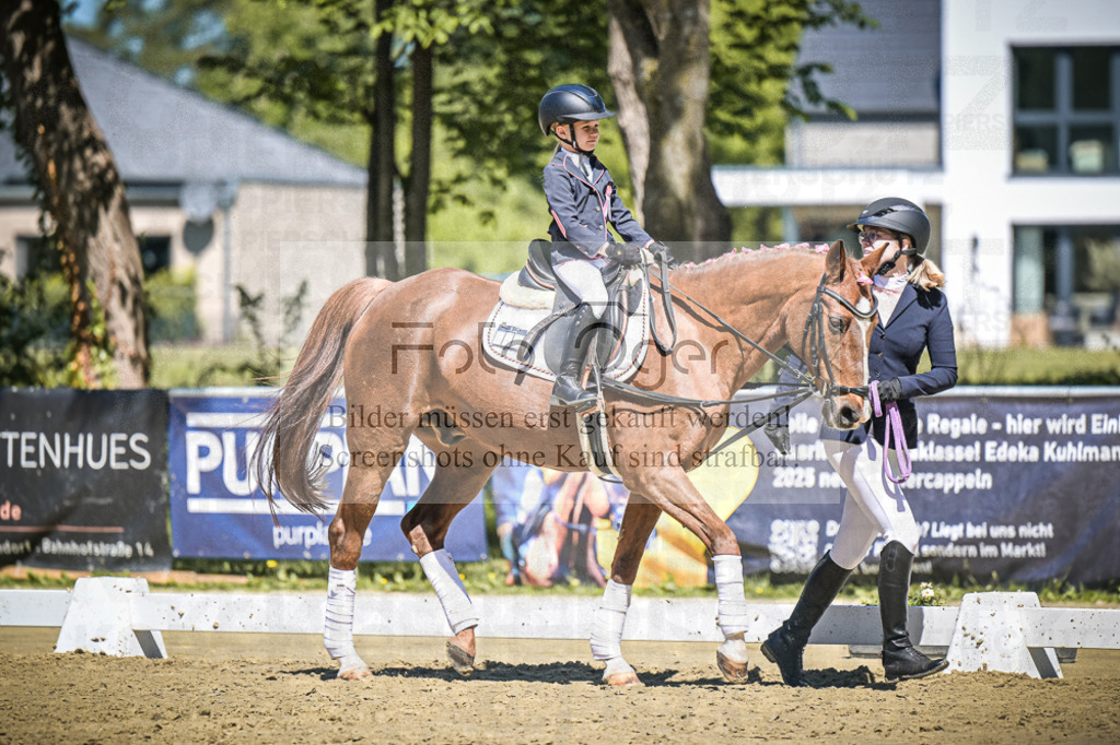 DOS_8870 | Entdecke hochwertige Reitturnierfotos von Foto Oger. Professionell, emotional und authentisch – jetzt Lieblingsmomente im Shop bestellen. - Realisiert mit Pictrs.com