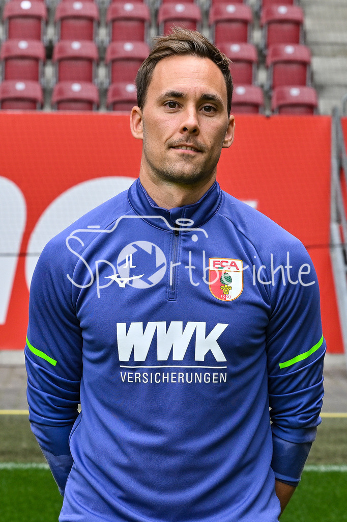 FC Augsburg 2025/26 | Julian LAUER / Einzelfoto / Freisteller / Media Day FC Augsburg: WWK-Arena am 06.08.2025
