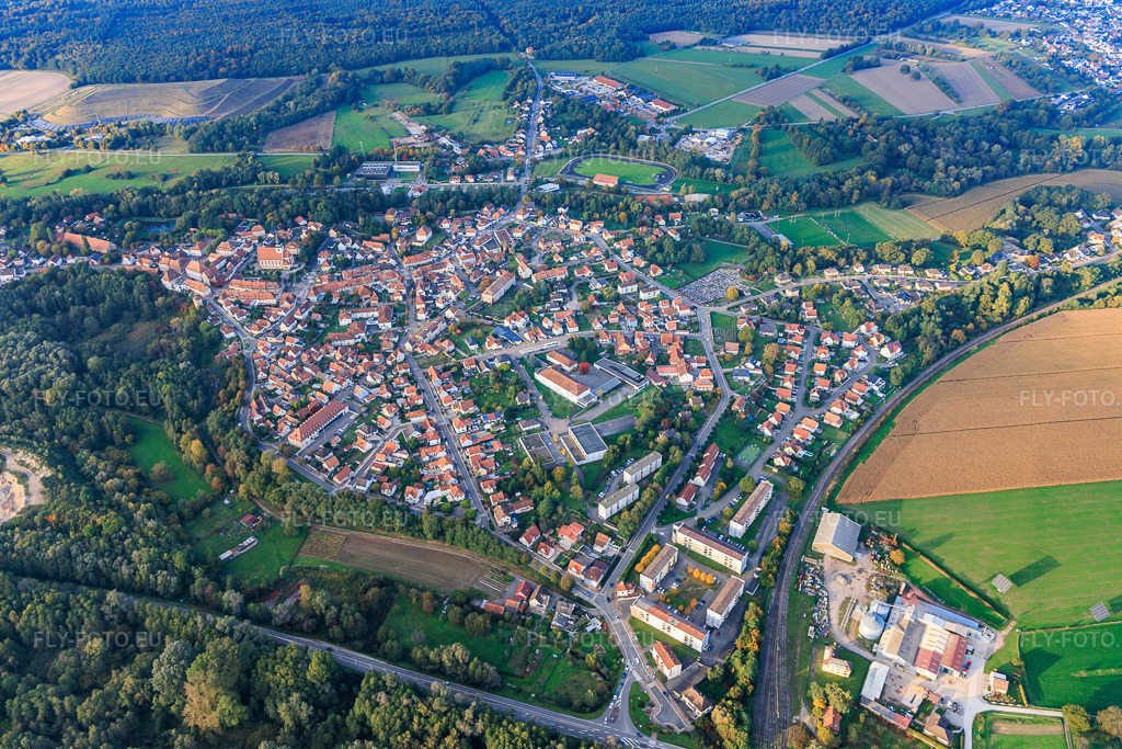 Vue aérienne: Aperçu des lieux depuis le sud à le quartier Neulauterburg in Lauterbourg dans le département Bas Rhin, France. Photo: IMG_150192.jpg prise le 11/10/2025 par Werner Riehm/FLY-FOTO.eu – Résolution de l'original: 6000 x 4000 px
