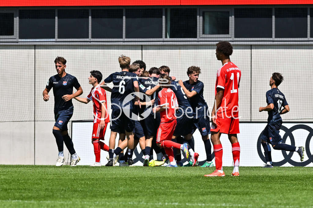 FC Bayern München U19 - SpVgg Unterhaching U19 | Jubel der Gaeste nach dem Treffer zum 0-1 durch Julius SCHILL (Haching 13) / Tor / Torschuetze / Freude / Happy / U19 DFB-Nachwuchsliga: FC Bayern München U19 - SpVgg Unterhaching U19; FC Bayern Campus am 10.08.2025