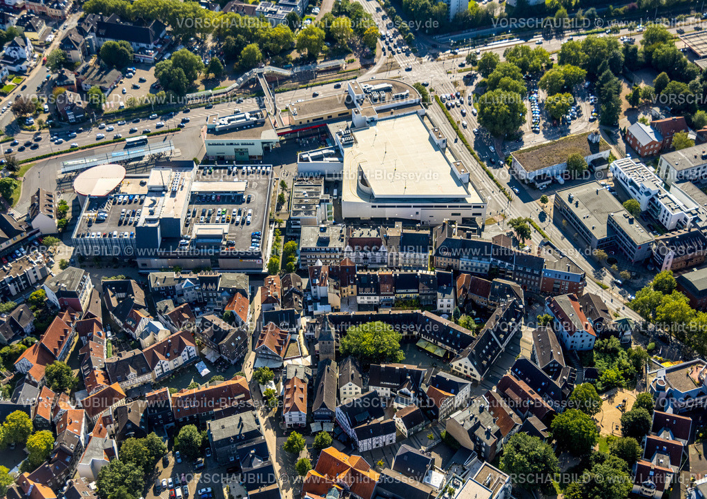Hattingen240810469 | Luftbild, Wohngebiet Wohnsiedlung Ortsansicht mit historischer Altstadt und St. Georg Kirche im Zentrum, historische Häuser, Hattingen, Ruhrgebiet, Nordrhein-Westfalen, Deutschland