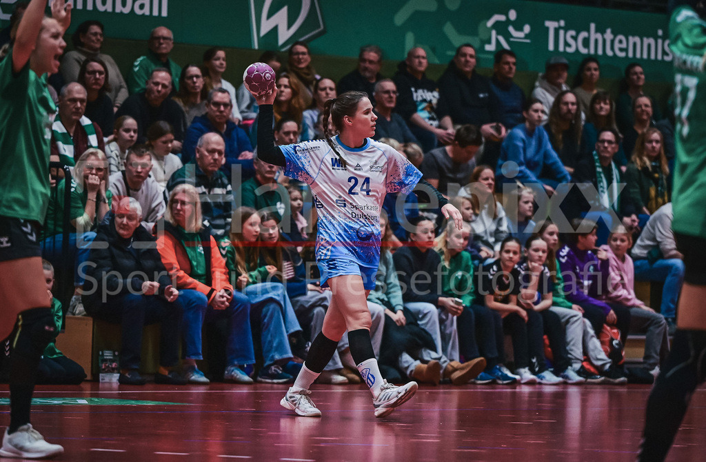 Handball, 2. Bundesliga Frauen, SV Werder Bremen - TuS Lintfort | v.li.: Svenja Rottwinkel (TuS Lintfort, 24) am Ball, Spielszene, Aktion, Action
