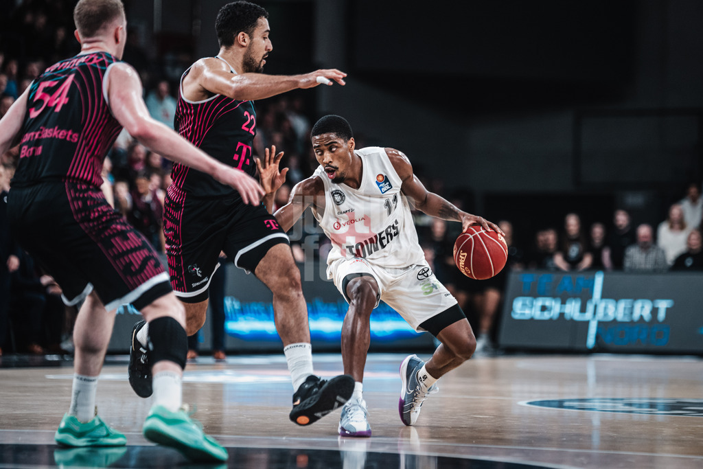 Basketball | Männer | Saison 2023/2024 | easyCredit Basketball Bundesliga | Veolia Towers Hamburg vs. Telekom Baskets Bonn | 03.02.2024 | v.l. Sam Griesel (#2, Telekom Baskets Bonn) und William Christmas (#11, Veolia Towers Hamburg)