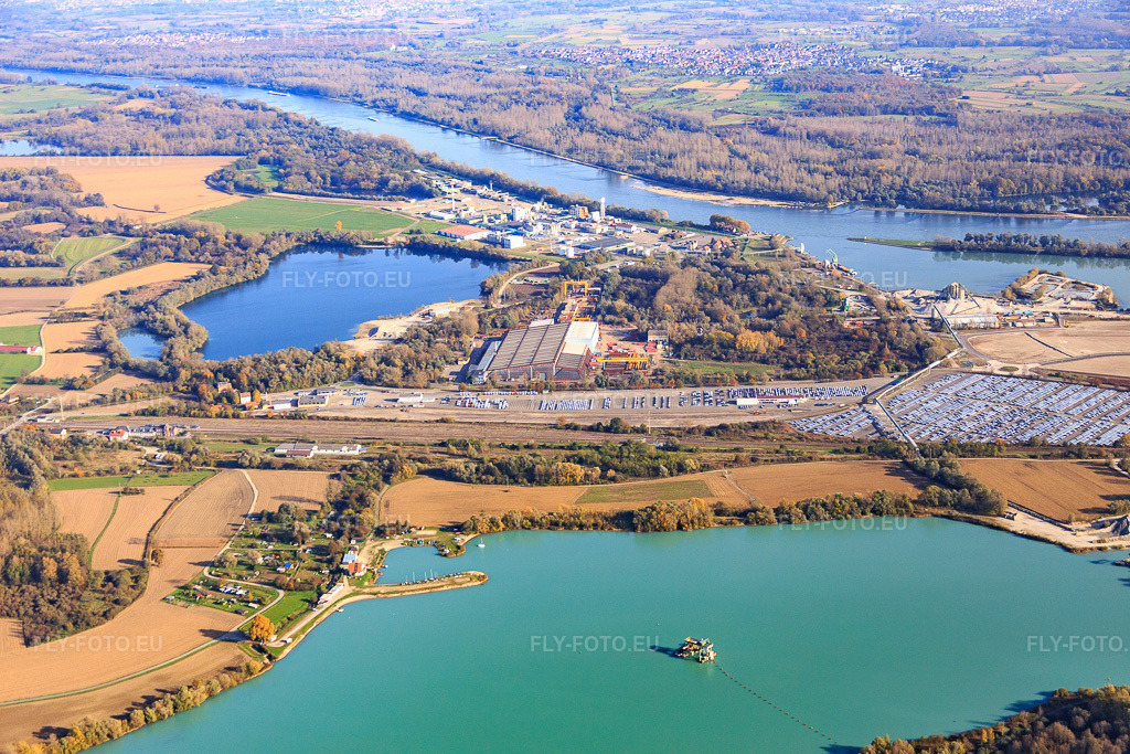 Vue aérienne: ARCHICUB - Aire de stationnement pour l'importation des camions et des voitures du Walon, de l'autre côté du lac de baignade à Lauterbourg dans le département Bas Rhin, France.Photo: IMG_075820.jpg prise le 02/11/2014 par Werner Riehm/FLY-FOTO.euRésolution de l'original: 5472 x 3648 pxSolutions logistiques pour l'industrie: