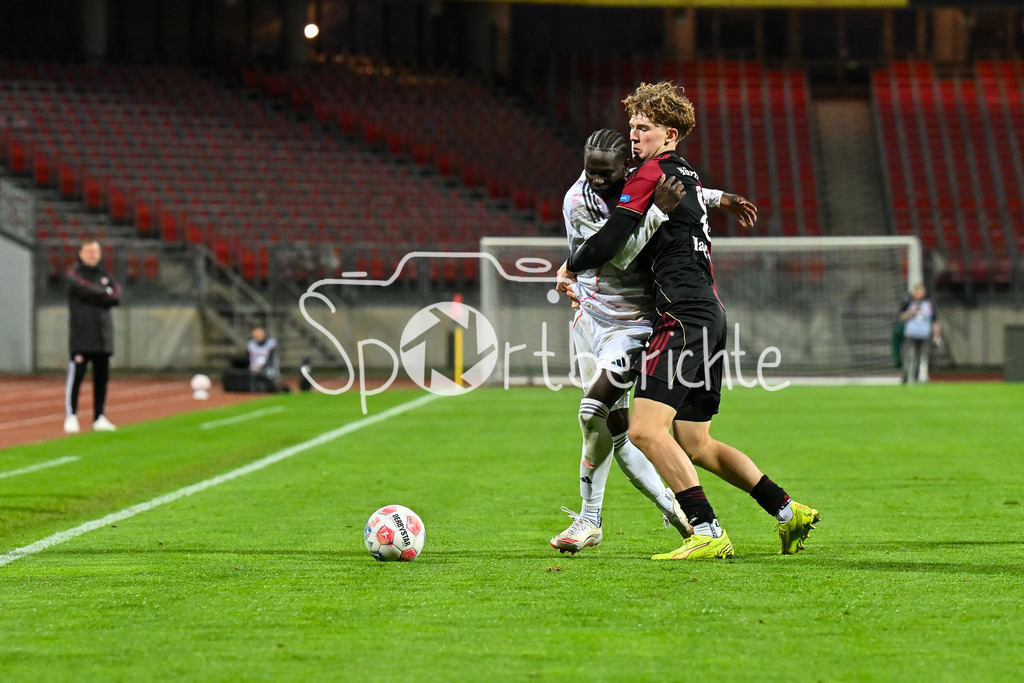 1. FC Nürnberg II - FC Bayern Amateure | NÜRNBERG, GERMANY - 21. APRIL: im Duell Bajung DARBOE (FC Bayern München II 7) und Ben HAGMEYER (1. FC Nürnberg II 8) während dem Match zwischen dem 1. FC Nürnberg II und den Amateuren des FC Bayern am 30. Spieltag der Regionalliga Bayern im Max-Morlock Stadion