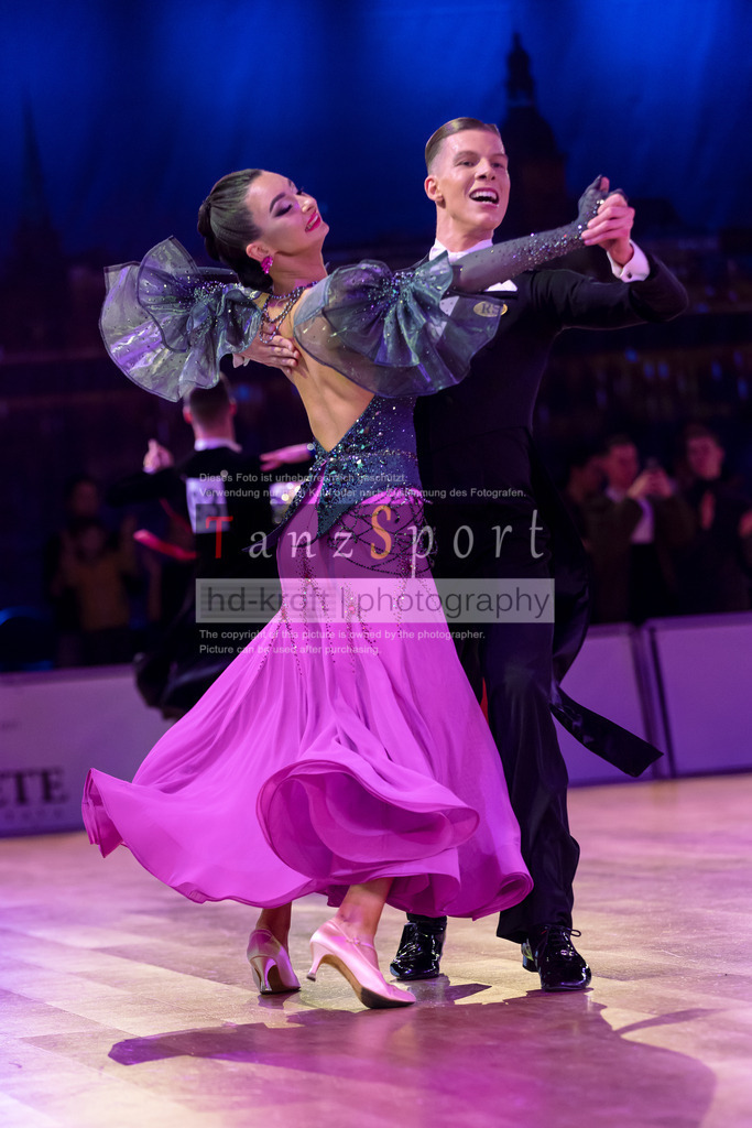 20241215_WDSF_Int_Open_Std-Riga-9939 | Tanzsportbilder, Standardtanz, Lateintanz, WDSF, DTV, LTVB, dancecomp, goc, hessen tanzt, blaues band der spree, walzer, tango, wiener walzer, slowfox, quickstepp, samba, rumba, cha-cha-cha, paso doble. jive, hd-kroft photography, turniertanzsport
