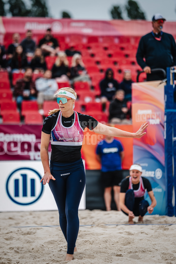 Beachvolleyball | Frauen | German Beach Tour 2024 | Tourstop Bremen | 07.06.2024 | Anna Behlen (links) entschuldigt sich bei den Gegnerinnen