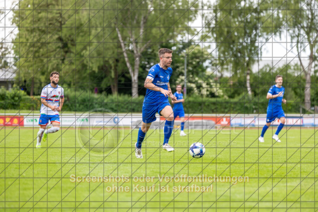 20250601_151551_0100 | #,1.FC Eislingen (blau) vs. AC Catania Kirchheim (weiß), Fußball, Bezirksliga - Bezirk Neckar/Fils, 29. Spieltag, Saison 2024/2025, Rasenplatz, Eichbachstation, Haldenstraße, 73054 Eislingen, 01.06.2025 - 15:00 Uhr,Foto: PhotoPeet-Sportfotografie/Peter Harich