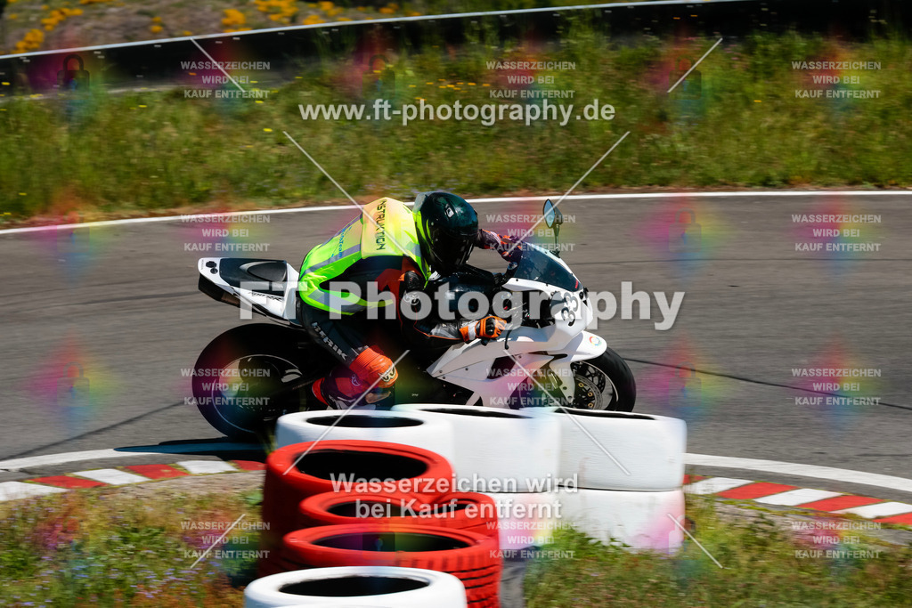 Moto-TeamOBK-22079 | Hier findet Ihr Bilder von Touristenfahrten auf der Nürburgring Nordschleife oder von anderen Veranstaltungen die ich besucht habe. Viel Spass beim Durch Schauen 